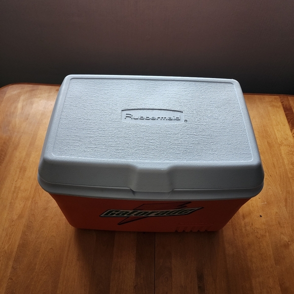 Standard size gatorade vintage rubbermaid cooler - Picture 4 of 7